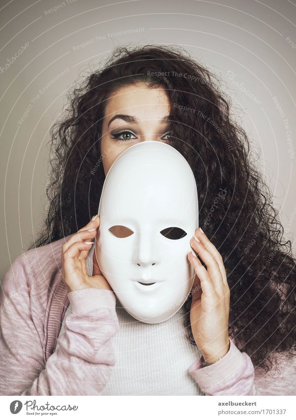 junge Frau mit Maske Mensch feminin Junge Frau Jugendliche Erwachsene 1 18-30 Jahre Theaterschauspiel schwarzhaarig langhaarig Locken Gefühle Identität