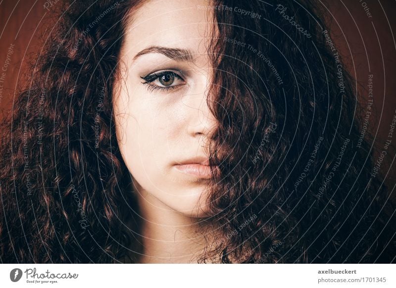 mürrisches Mädchen mit dem natürlichen lockigen Haar Haare & Frisuren Mensch feminin Junge Frau Jugendliche Erwachsene 1 13-18 Jahre brünett langhaarig Locken