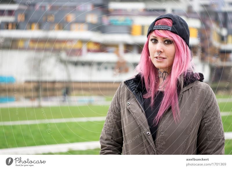 Frau mit rosa Haaren in heruntergekommenen Wohnsiedlung Lifestyle Mensch feminin Junge Frau Jugendliche Erwachsene 1 18-30 Jahre Jugendkultur Subkultur Punk