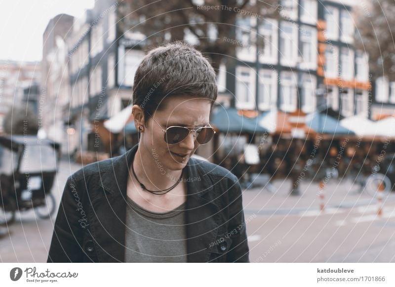 Amsterdam Mensch feminin androgyn Coolness Gelassenheit ruhig Entschlossenheit Freizeit & Hobby Selbstständigkeit seriös Sonnenbrille Farbfoto Porträt