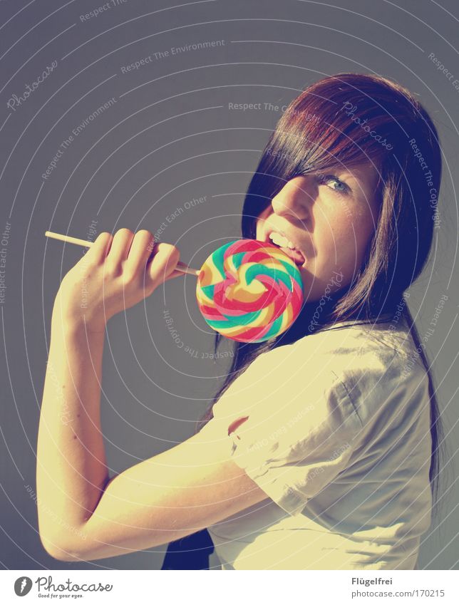Dauerlutscher feminin Junge Frau Jugendliche Erwachsene 1 Mensch 18-30 Jahre groß Lollipop lutschen Süßwaren mehrfarbig festhalten Kontrast gestreift rund