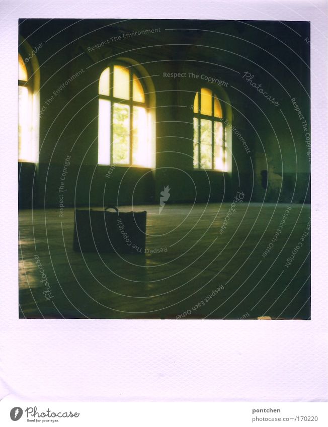 Polaroid. Ein kleiner Koffer steht in einem Raum auf dem Holzboden. Lost place. Verlassen, verfallen. Altbau Haus Bauwerk Gebäude Architektur Fenster Zeichen