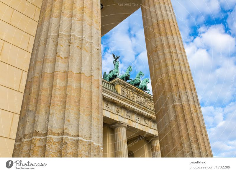Quadriga auf dem Brandenburger Tor Berlin Deutschland Stadt Hauptstadt Stadtzentrum Bauwerk Gebäude Architektur Dach Säule Sehenswürdigkeit Wahrzeichen Denkmal