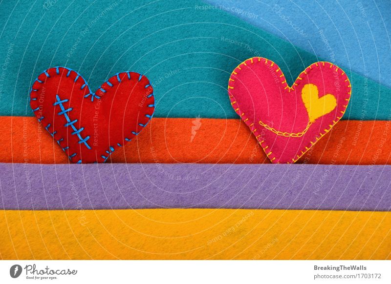Zwei handgemachte Spielzeugherzen, rosa und rot auf bunten Filzstreifen Freizeit & Hobby Basteln Handarbeit Valentinstag Hochzeit Kunst Kunstwerk Herz Streifen