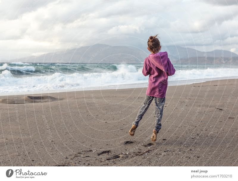 Mein Strand feminin Kind Kindheit 1 Mensch 3-8 Jahre Wellen Küste Kreta Sand Wasser fliegen Spielen träumen Fröhlichkeit Freude Lebensfreude Freiheit Stimmung