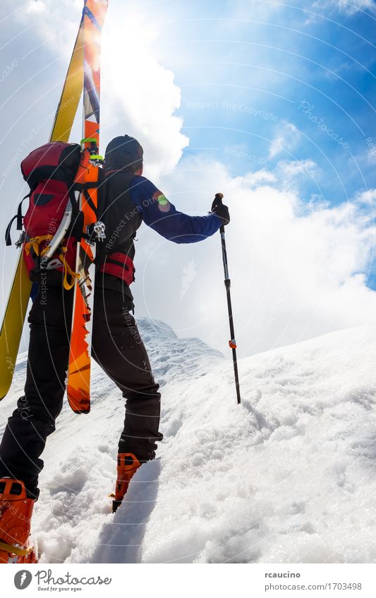 Skibergsteiger, der oben entlang eine steile schneebedeckte Kante geht Ferien & Urlaub & Reisen Abenteuer Winter Schnee Berge u. Gebirge wandern Sport Klettern