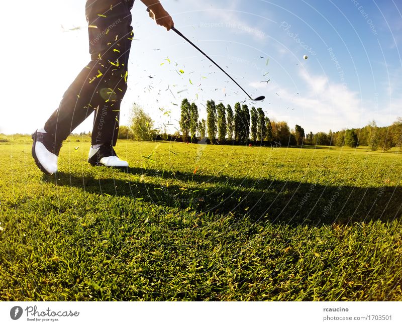 Golfspieler führt einen Golfschuß vom Fahrrinne durch Lifestyle Erholung Freizeit & Hobby Spielen Ferien & Urlaub & Reisen Tourismus Sommer Club Disco Sport