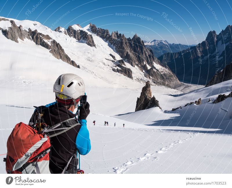 Bergsteiger, der Foto mit einer Kamera macht. Mont-Blanc-Gletscher Lifestyle Ferien & Urlaub & Reisen Tourismus Abenteuer Expedition Schnee Berge u. Gebirge