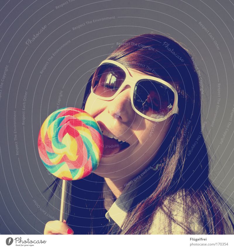 Glücksgefühl feminin Junge Frau Jugendliche Erwachsene 1 Mensch 18-30 Jahre groß genießen Sucht Süßwaren Lollipop lutschen Sonnenbrille Schwärmerei gestreift