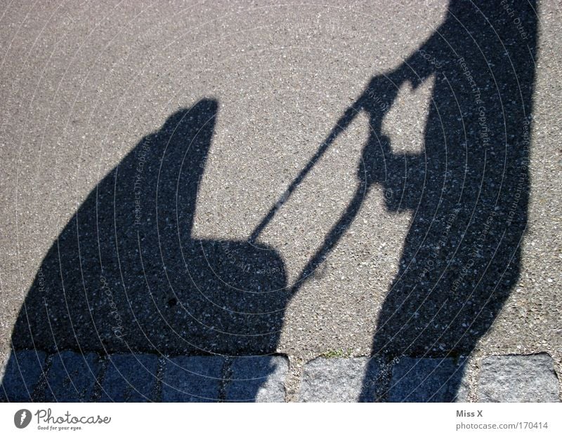 schön festhalten Außenaufnahme Tag Schatten Silhouette Sonnenlicht Eltern Erwachsene Mutter Vater Kindheit Leben 1 Mensch Fußgänger Straße Wege & Pfade gehen