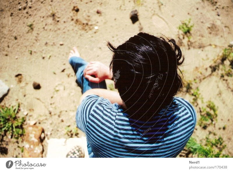 Erdboden Mann Boden Sand Haare & Frisuren oben Vogelperspektive Männerkopf gesichtslos anonym unerkannt unkenntlich Rückansicht sitzen T-Shirt gestreift