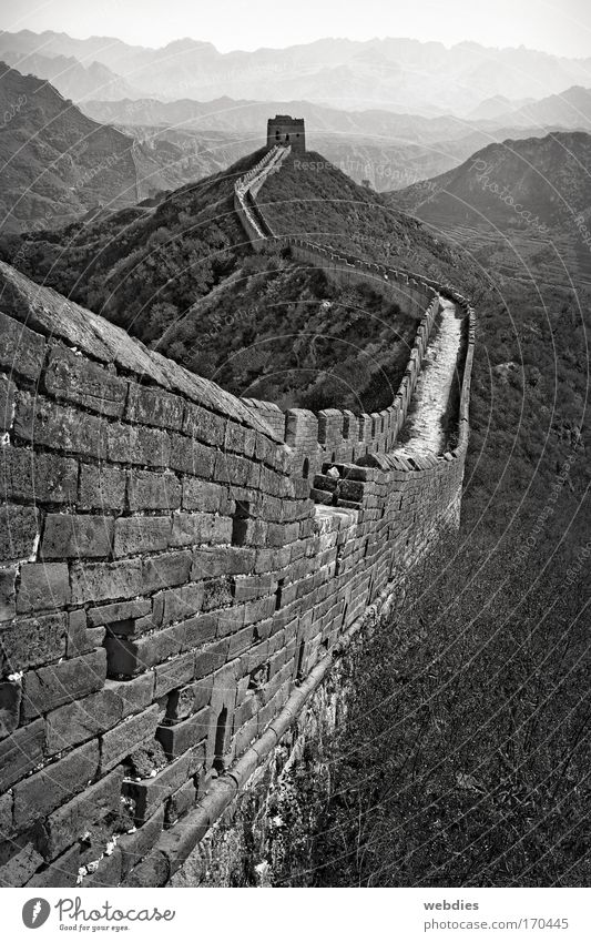 Chinesische Mauer bei Mutianyu Schwarzweißfoto Außenaufnahme Muster Strukturen & Formen Textfreiraum oben Tag Schatten Zentralperspektive Landschaft