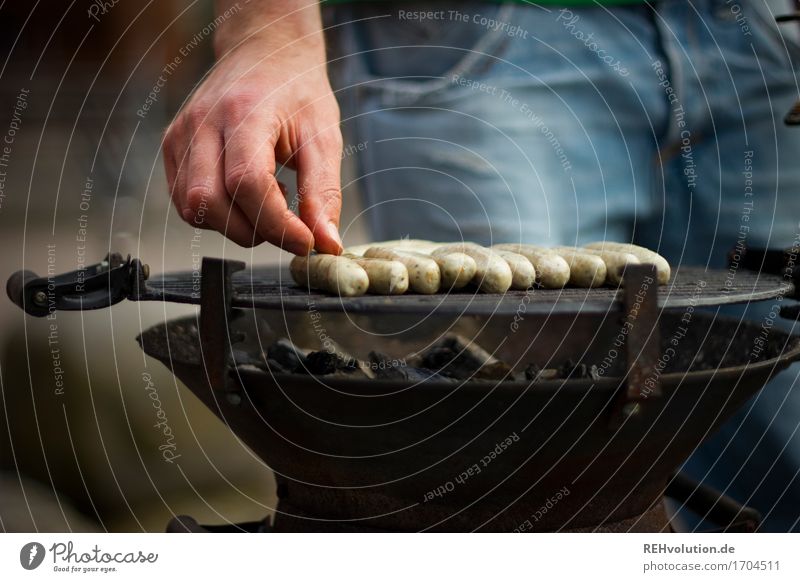 kleine Würstchen Lebensmittel Fleisch Wurstwaren Ernährung Mensch maskulin Mann Erwachsene Hand 1 18-30 Jahre Jugendliche heiß lecker Grillen Grillsaison