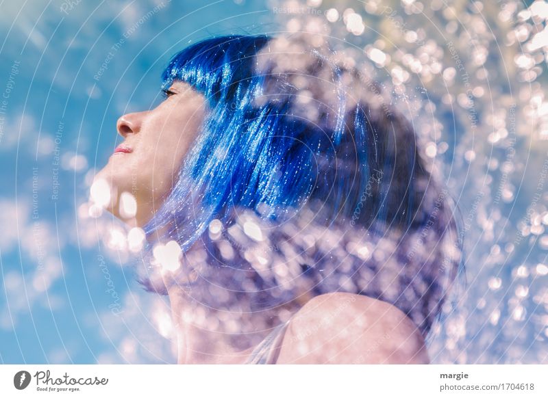 Blue Lady: junge Frau mit blauen Haaren schaut in den Himmel dazu Lichterscheinungen schön Gesicht Gesundheit Ferien & Urlaub & Reisen Sommer Sommerurlaub Sonne
