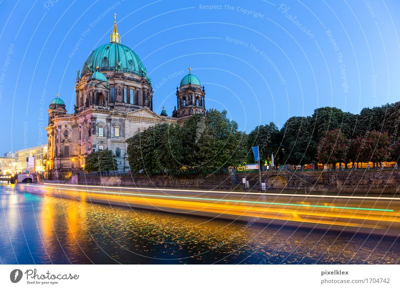 Berliner Dom mit Bootlichtspur Ferien & Urlaub & Reisen Tourismus Ausflug Sightseeing Städtereise Fluss Spree Deutschland Stadt Hauptstadt Stadtzentrum Altstadt
