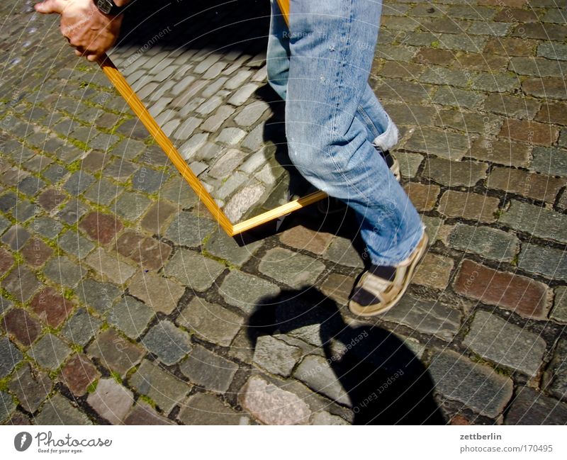 Umzug Umzug (Wohnungswechsel) umzugshelfer Helfer tragen Träger Spiegel Spiegelbild Reflexion & Spiegelung Rahmen Mann Mensch Jeanshose Jeansstoff Schuhe
