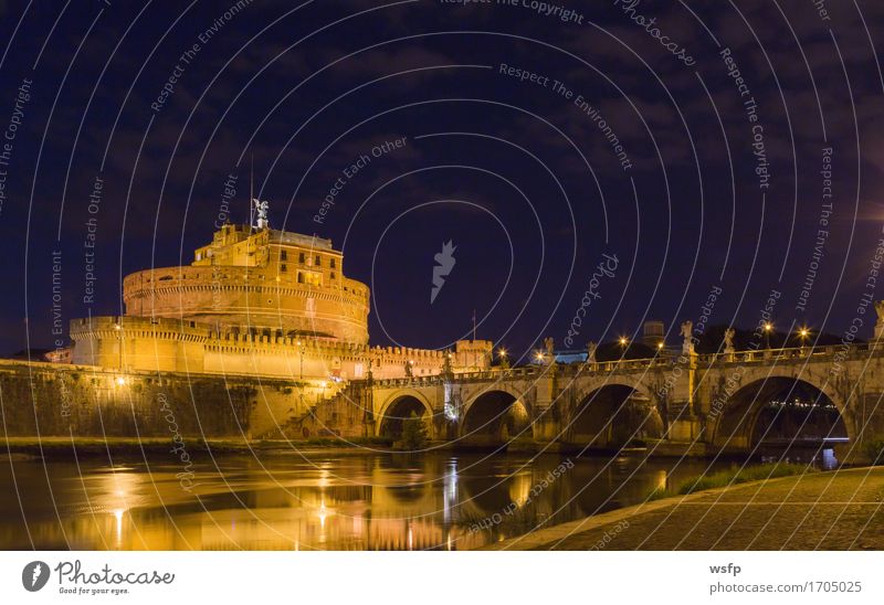 Engelsburg mit Brücke in der Nacht Tourismus Burg oder Schloss Architektur historisch Castel Sant’Angelo Beleuchtung Mausoleo di Adriano Rom Tiber geschichte