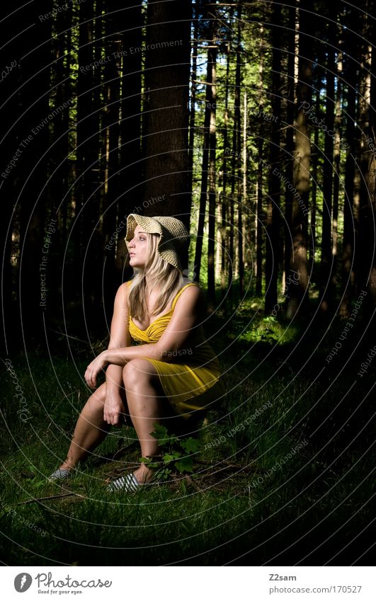 alone in the dark Farbfoto Außenaufnahme Blitzlichtaufnahme Wegsehen Mensch feminin Junge Frau Jugendliche 18-30 Jahre Erwachsene Natur Wald Mode Kleid Hut