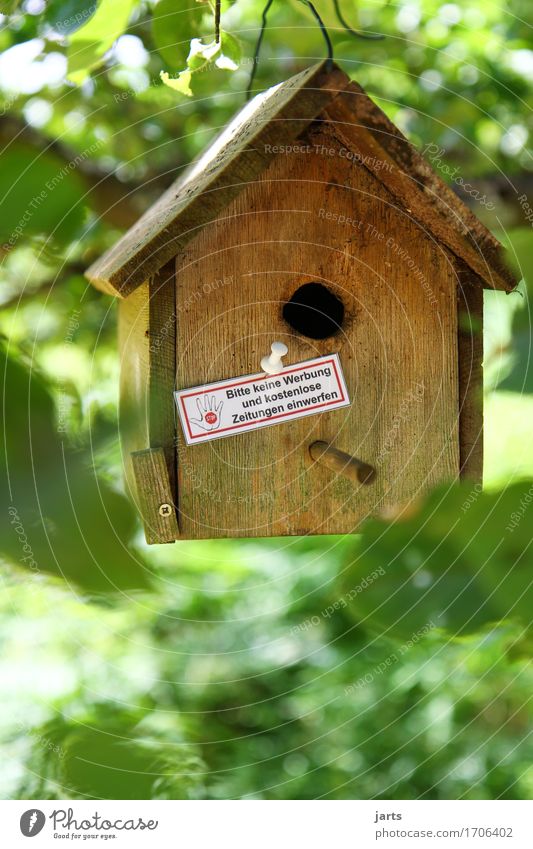 stop Baum Blatt Haus Hütte Briefkasten Hinweisschild Warnschild Werbung werbeverbot Futterhäuschen Farbfoto mehrfarbig Außenaufnahme Menschenleer
