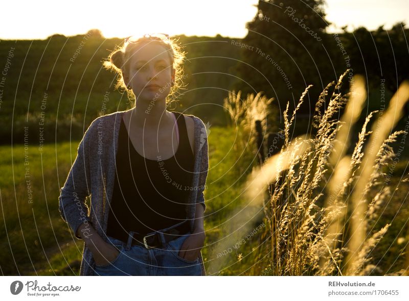 Alexa | und die Grashalme feminin Junge Frau Jugendliche 1 Mensch 18-30 Jahre Erwachsene Umwelt Natur Landschaft Horizont Sonne Sommer Wiese Feld leuchten