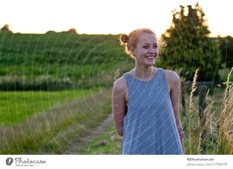 Alexa | lacht Mensch feminin Junge Frau Jugendliche 1 18-30 Jahre Erwachsene Umwelt Natur Landschaft Wiese Feld Kleid Haare & Frisuren blond langhaarig Lächeln