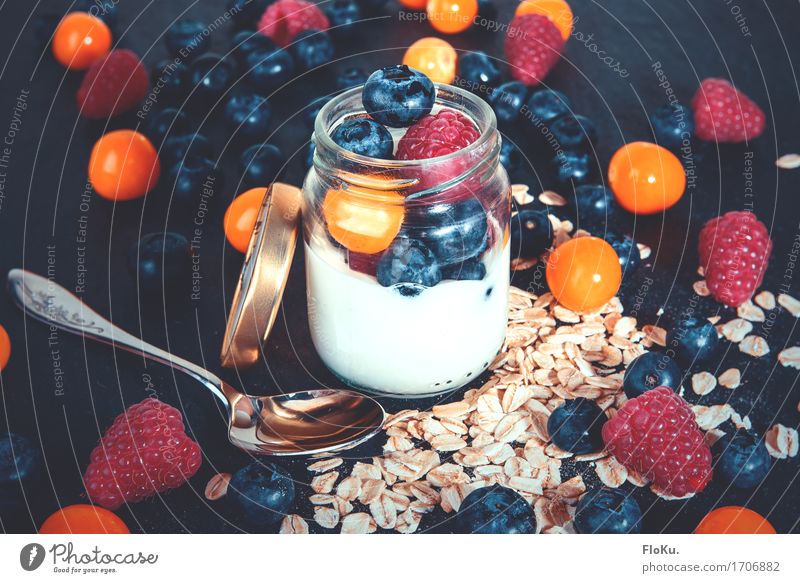 nur eine kleine Portion, bitte. Lebensmittel Joghurt Milcherzeugnisse Frucht Getreide Dessert Süßwaren Ernährung Essen Bioprodukte Vegetarische Ernährung Diät