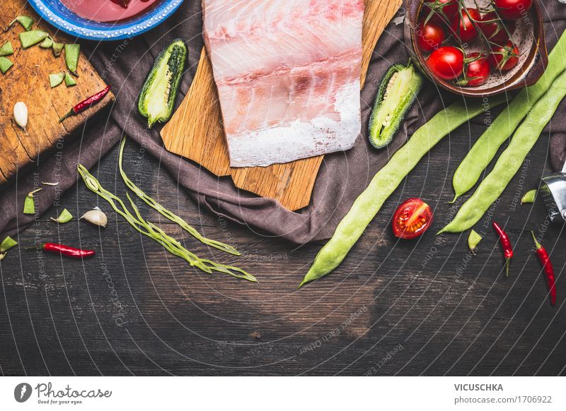 Fischfilets Zubereitung mit grünen Bohnen, Tomaten und Zutaten Lebensmittel Gemüse Ernährung Mittagessen Abendessen Bioprodukte Vegetarische Ernährung Diät