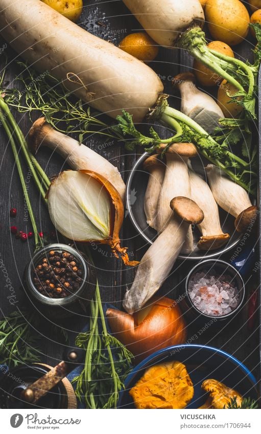 Pilze mit Kochzuutaten Lebensmittel Gemüse Ernährung Bioprodukte Vegetarische Ernährung Diät Geschirr Teller Schalen & Schüsseln Stil Design Gesunde Ernährung