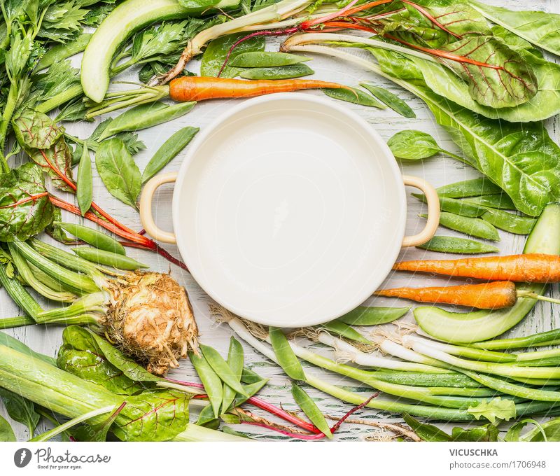 Grünes Gemüse um leerem Kochtopf Lebensmittel Ernährung Mittagessen Abendessen Bioprodukte Vegetarische Ernährung Diät Slowfood Topf Stil Design