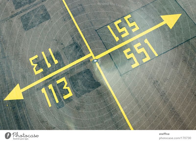 Das offizielle Zählfred-Logo Farbfoto Außenaufnahme abstrakt Menschenleer Luftverkehr Flughafen Landebahn Ziffern & Zahlen Schilder & Markierungen Hinweisschild