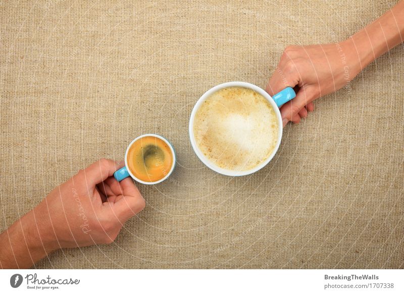 Zwei Hände, Mann und Frau, mit Kaffeetassen auf Leinwand Kaffeetrinken Getränk Heißgetränk Latte Macchiato Espresso Becher Erwachsene Hand Liebe Zusammensein