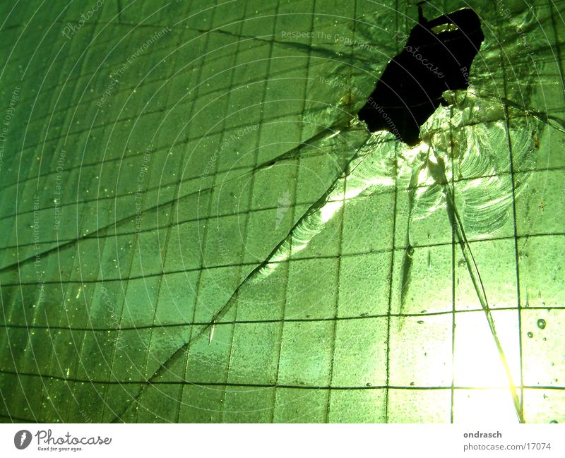 Glaseinschlag | No2 Splitter Licht Gegenlicht grün Fabrik Architektur Fensterscheibe Loch Sonne