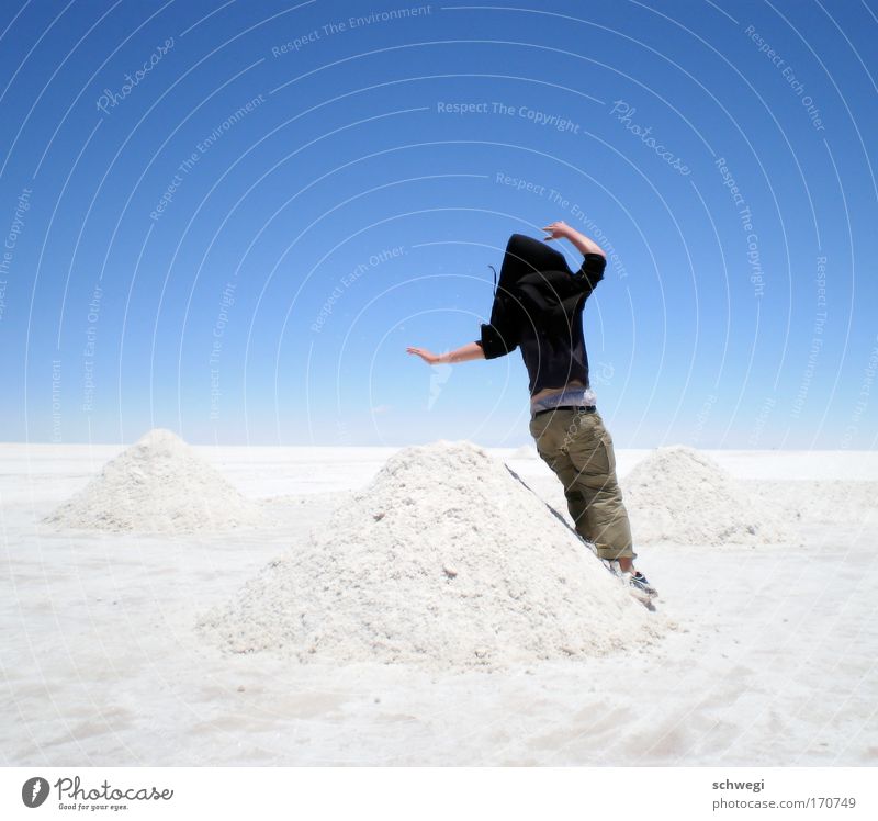 schräges Salzgebirge Farbfoto Tag springen hüpfen 1 Mensch Natur Landschaft Himmel Wüste Salar de Uyuni Salzwüste außergewöhnlich blau weiß Freude Coolness