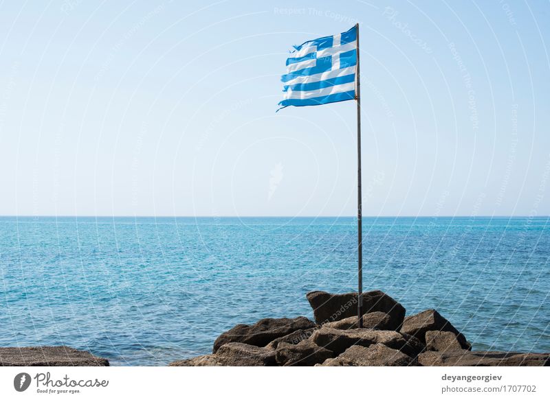 Griechische Flagge am Strand Ferien & Urlaub & Reisen Tourismus Sommer Meer Insel Landschaft Himmel Wind Fahne blau weiß Griechen Griechenland Europa Oia
