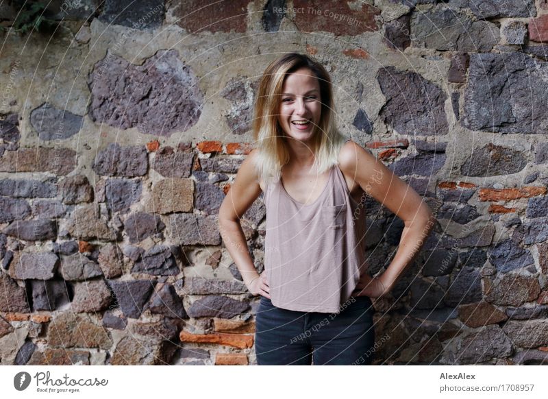belustigt Freude Wohlgefühl Junge Frau Jugendliche 18-30 Jahre Erwachsene Landschaft Efeu Park Mauer Wand T-Shirt blond langhaarig Stein Lächeln lachen