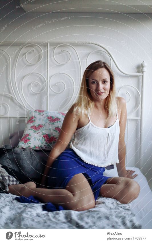 Ansage schön Wohlgefühl Zufriedenheit Häusliches Leben Bett Schlafzimmer Junge Frau Jugendliche Beine 18-30 Jahre Erwachsene Kleid Barfuß blond langhaarig