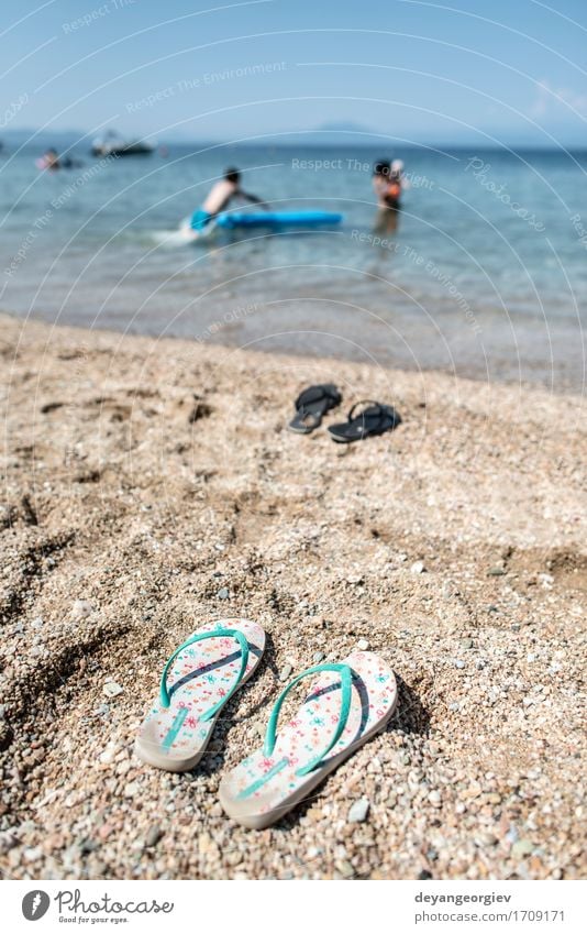 Hausschuhe im Sand am Strand Erholung Freizeit & Hobby Ferien & Urlaub & Reisen Tourismus Sommer Meer Frau Erwachsene Natur Himmel Küste Schuhe blau Flip Wasser