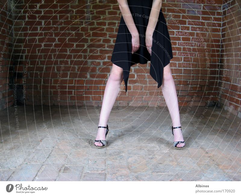 *** Farbfoto Tag Mensch Junge Frau Jugendliche Arme Hand Beine Fuß 1 18-30 Jahre Erwachsene Mauer Wand stehen