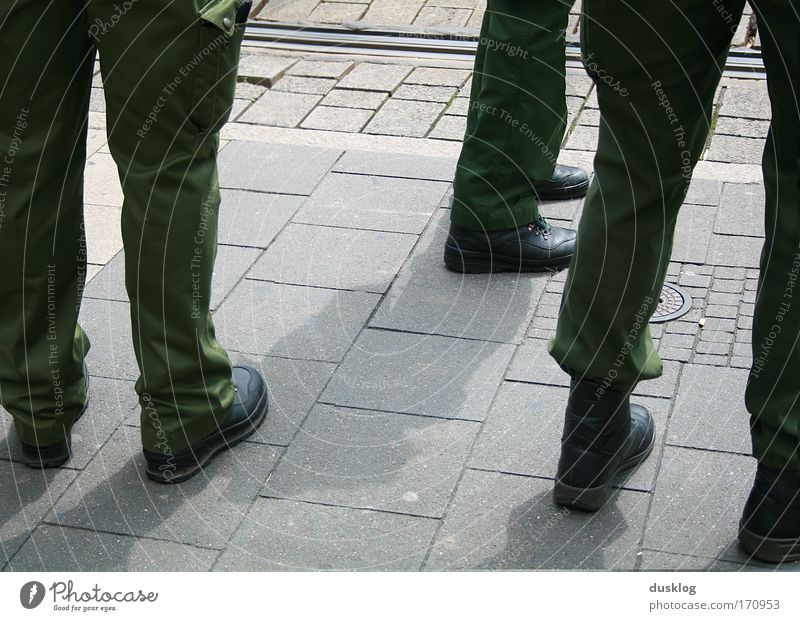 polizee Farbfoto Außenaufnahme Blick nach unten Mensch Beine Fuß Arbeitsbekleidung Arbeit & Erwerbstätigkeit beobachten kämpfen bedrohlich Polizei Schutz Grün