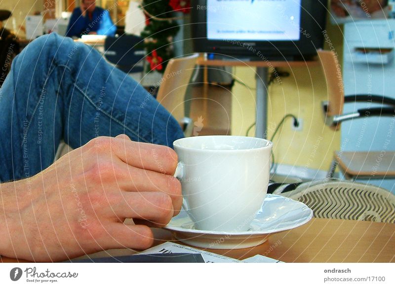 bitte warten Fernsehen Arbeit & Erwerbstätigkeit Hand gestikulieren Ausdauer Dienstleistungsgewerbe Abflughalle sitzen Kaffee Cappu geduldig Ungeduld