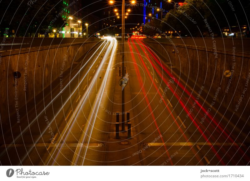gute Nacht in der Straße von Berlin Berlin-Mitte Stadtzentrum Straßenverkehr Verkehrszeichen dunkel Geschwindigkeit Mobilität Symmetrie Leuchtspur Stadtlicht