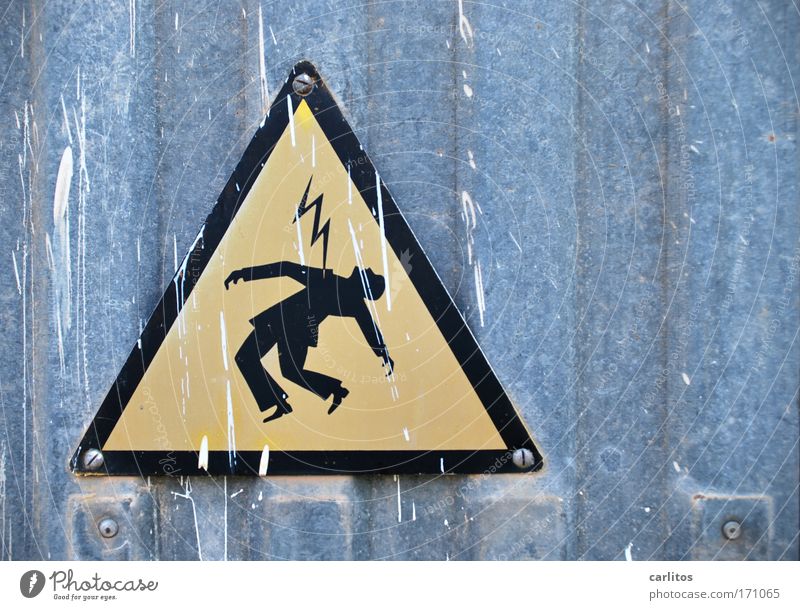 Mich trifft der Schlag Ganzkörperaufnahme Halbprofil Blick nach oben Arbeitsplatz Energiewirtschaft Blitze Metall Zeichen Hinweisschild Warnschild fallen