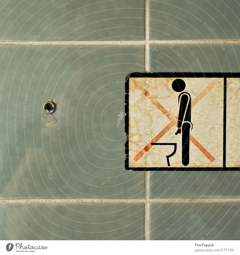 Opfer Mann Innenaufnahme Bad Toilette Pissoir Wohngemeinschaft Häusliches Leben dreckig Ordnung Verbote Verfall Sauberkeit schäbig urinieren Deprivation