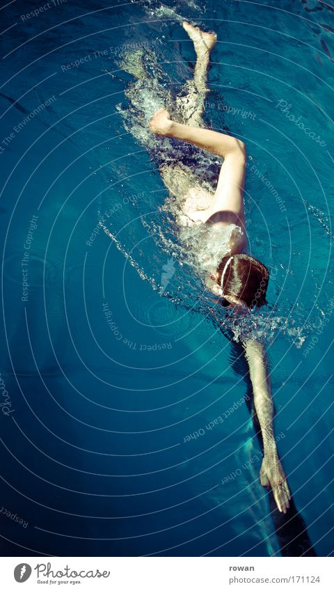 zielgerade Farbfoto Außenaufnahme Textfreiraum links Textfreiraum unten Tag maskulin Junger Mann Jugendliche 1 Mensch Schwimmen & Baden sportlich