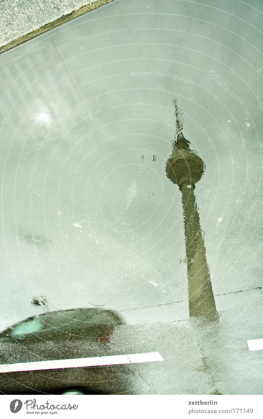 Regen mit Auto alex Alexanderplatz Berlin Fahrbahn PKW Verkehr Gewitter Hauptstadt Niederschlag Pfütze Reflexion & Spiegelung Straße Straßenverkehr