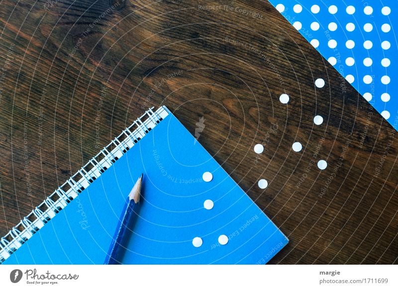 Punkte sammeln: Bleistift, Heft, Block, mit blauem Papier und weißen Punkten auf einem Holz - Schreibtisch Beruf Büroarbeit Arbeitsplatz Handel Medienbranche