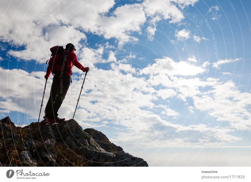 Männlicher Wanderer, der auf die Oberseite eines Berges steht. Freizeit & Hobby Ferien & Urlaub & Reisen Ausflug Abenteuer Freiheit Sommer Berge u. Gebirge