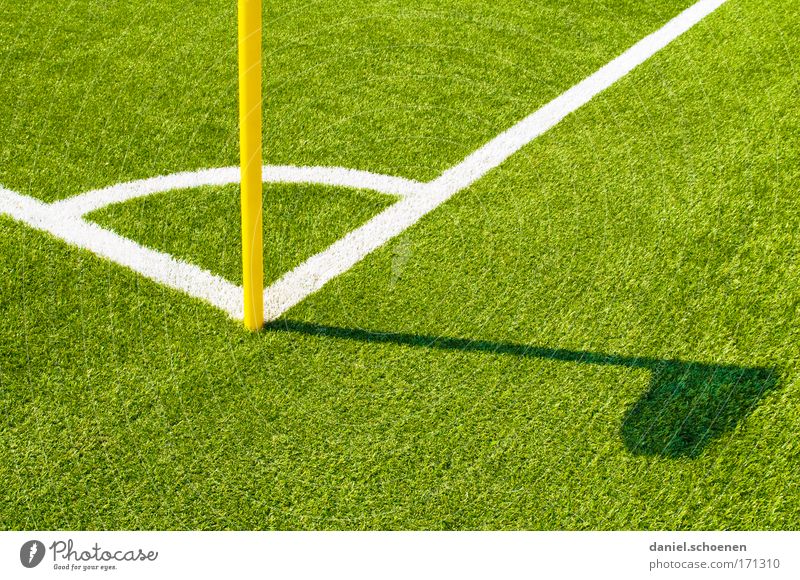 FC Amrum mehrfarbig Detailaufnahme Menschenleer Textfreiraum rechts Textfreiraum unten Schatten Silhouette Ballsport Fußball Sportstätten Fußballplatz Gras grün