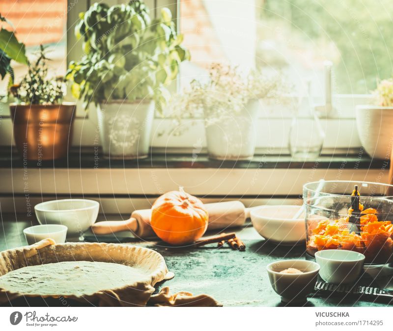 Küchenszene mit der Vorbereitung der Kürbiskuchen Lebensmittel Gemüse Kuchen Dessert Süßwaren Ernährung Festessen Bioprodukte Vegetarische Ernährung Geschirr