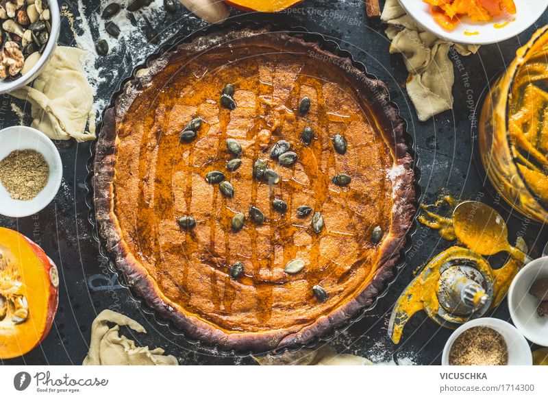 Traditionelle Kürbiskuchen Lebensmittel Gemüse Kuchen Dessert Süßwaren Ernährung Bioprodukte Geschirr Topf Glas Besteck Löffel Lifestyle Stil Design